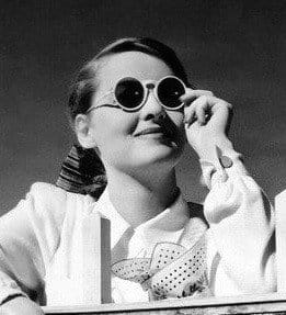 Bette Davis con gafas de sol blancas