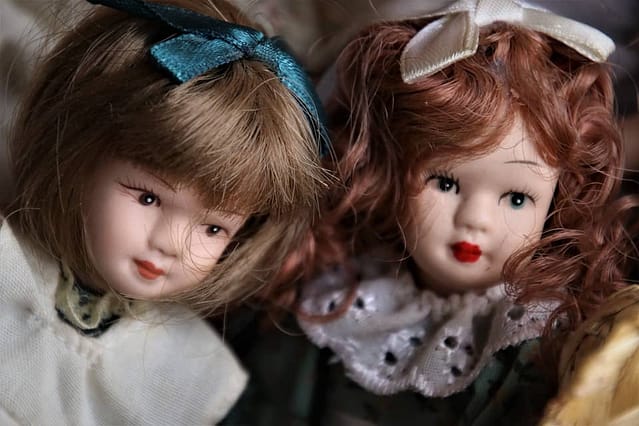 ¿Cómo saber el valor de una muñeca de porcelana antigua?